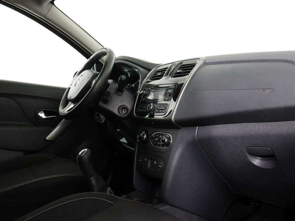 Renault Sandero с пробегом — 2015 год. Фото: #6