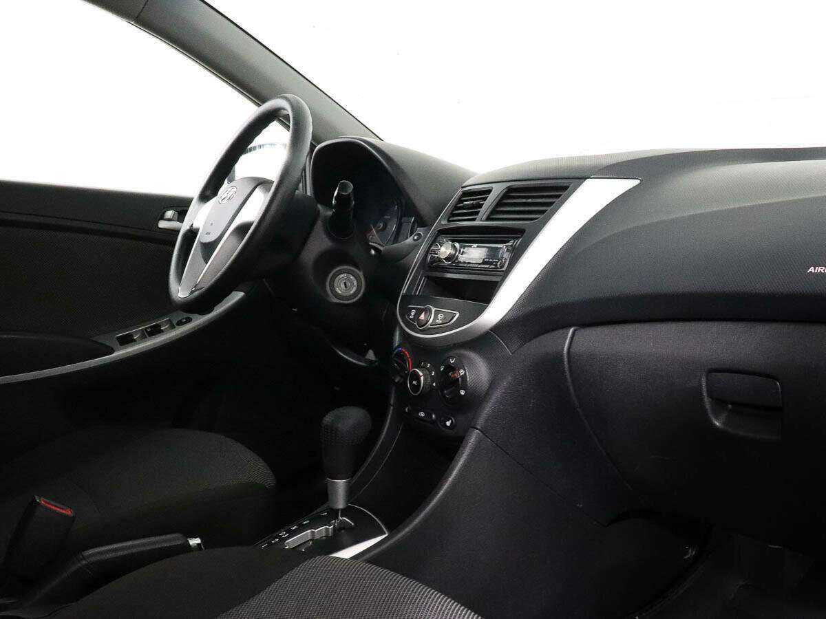 Hyundai Solaris с пробегом — 2012 год. Фото: #6