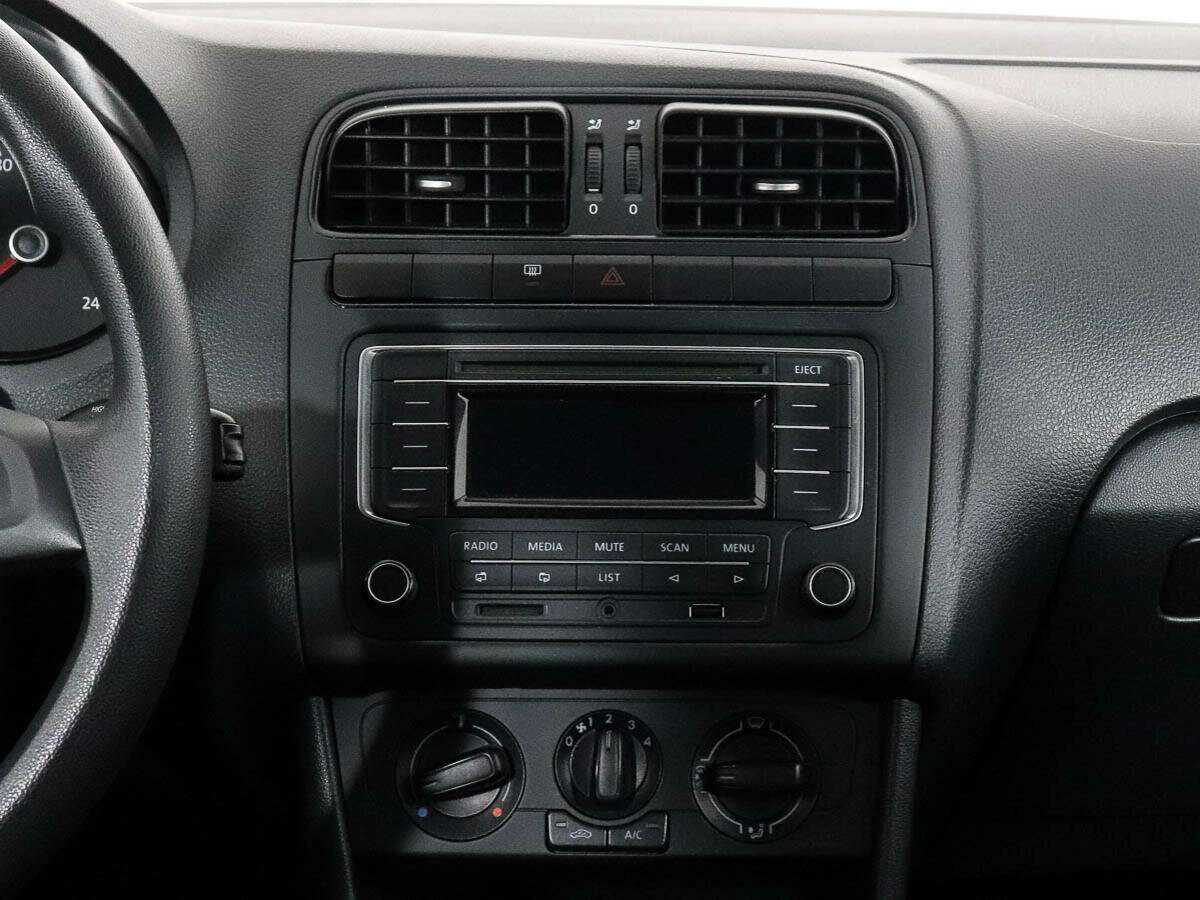 Volkswagen Polo с пробегом — 2015 год. Фото: #9