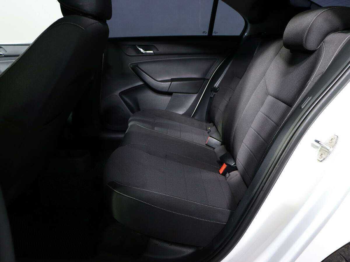 Skoda Rapid с пробегом — 2014 год. Фото: #8