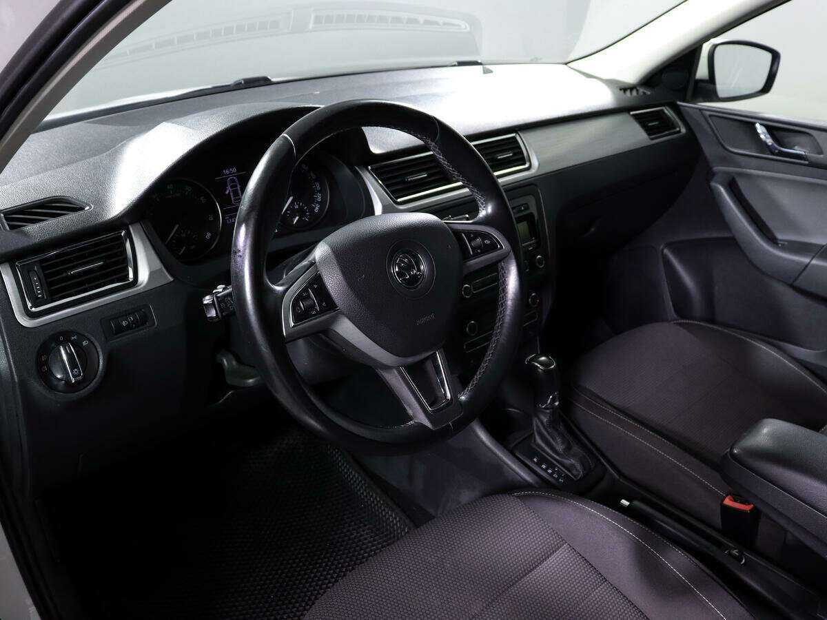 Skoda Rapid с пробегом — 2014 год. Фото: #12