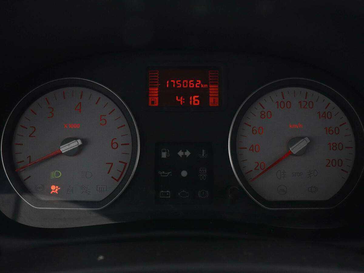 Renault Logan с пробегом — 2012 год. Фото: #10