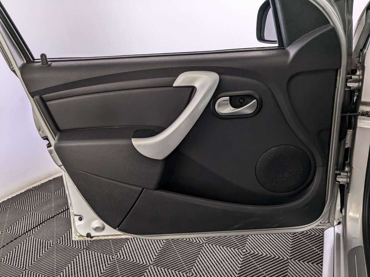 Renault Sandero с пробегом — 2013 год. Фото: #13