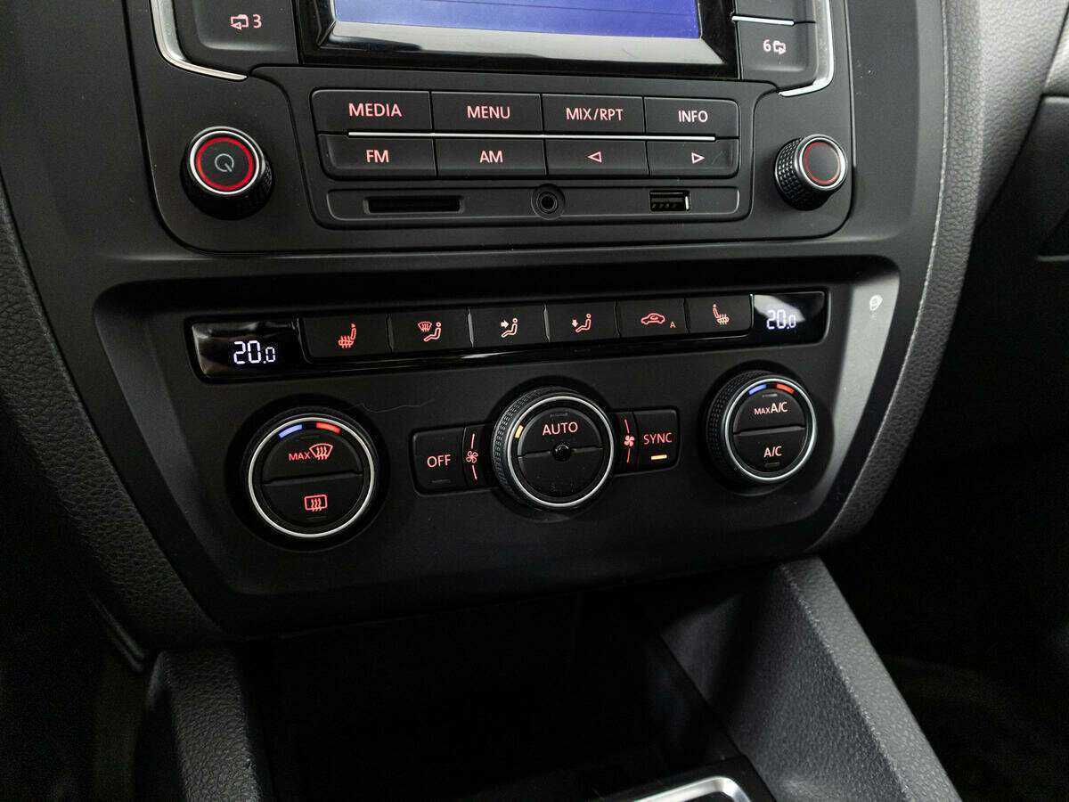 Volkswagen Jetta с пробегом — 2015 год. Фото: #14