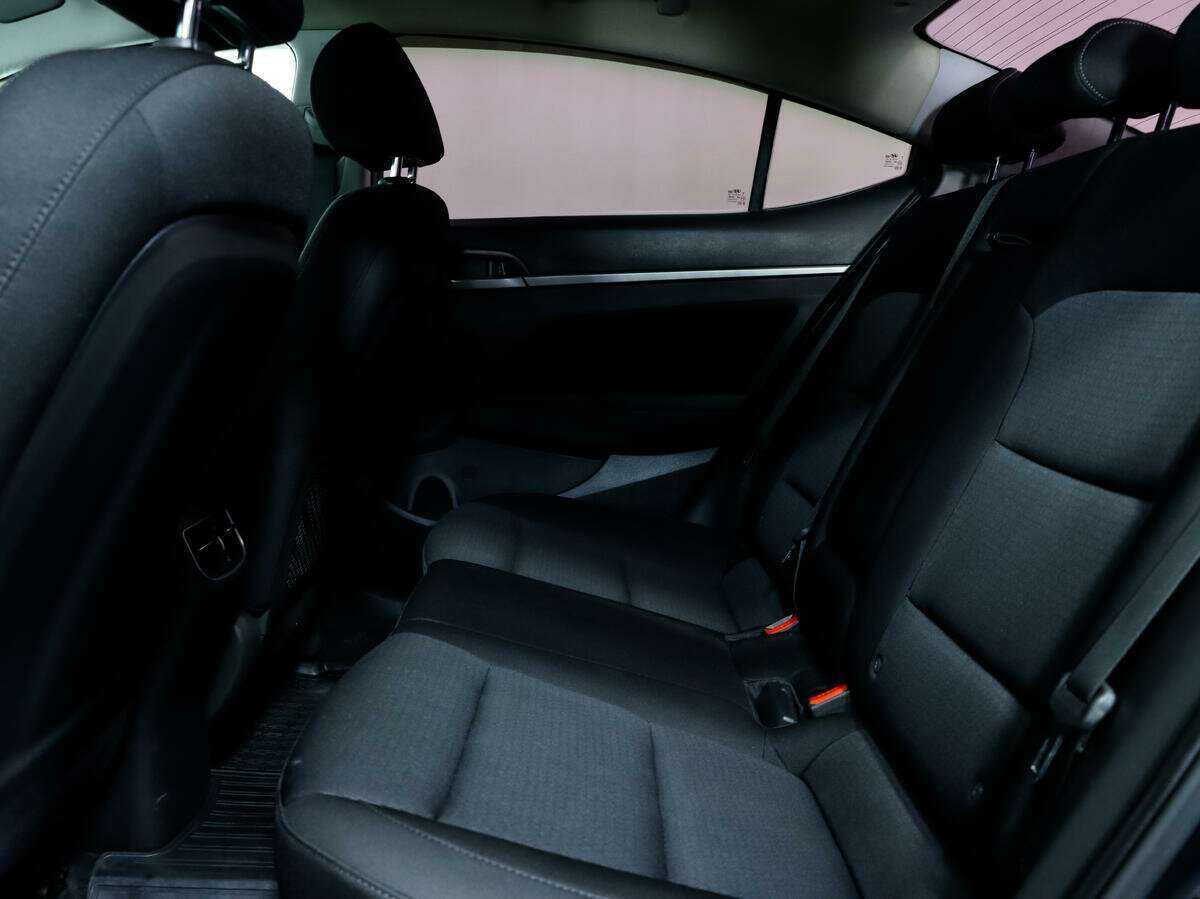 Hyundai Elantra с пробегом — 2017 год. Фото: #10