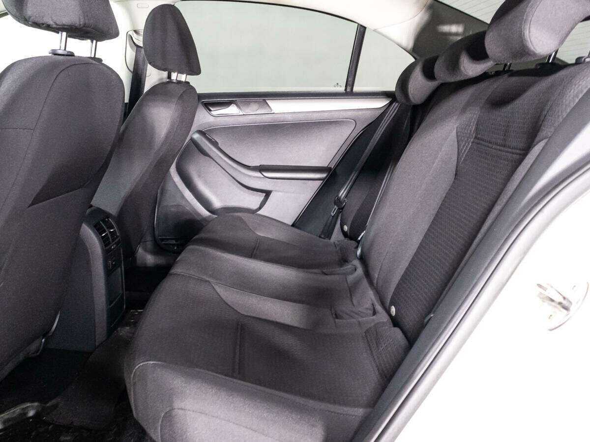 Volkswagen Jetta с пробегом — 2015 год. Фото: #9