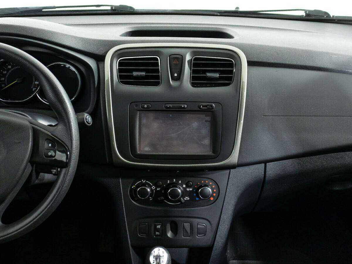 Renault Sandero с пробегом — 2015 год. Фото: #13