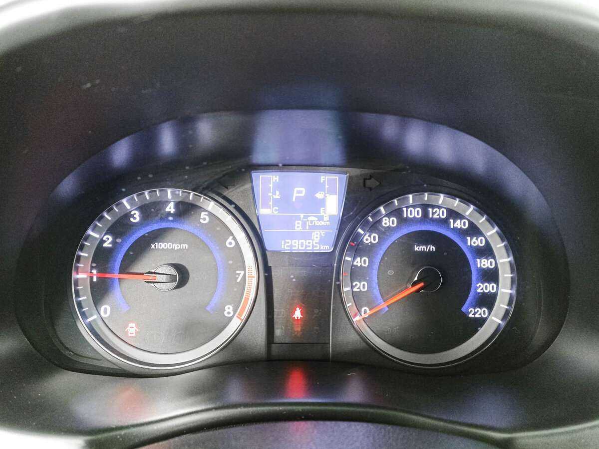 Hyundai Solaris с пробегом — 2015 год. Фото: #12