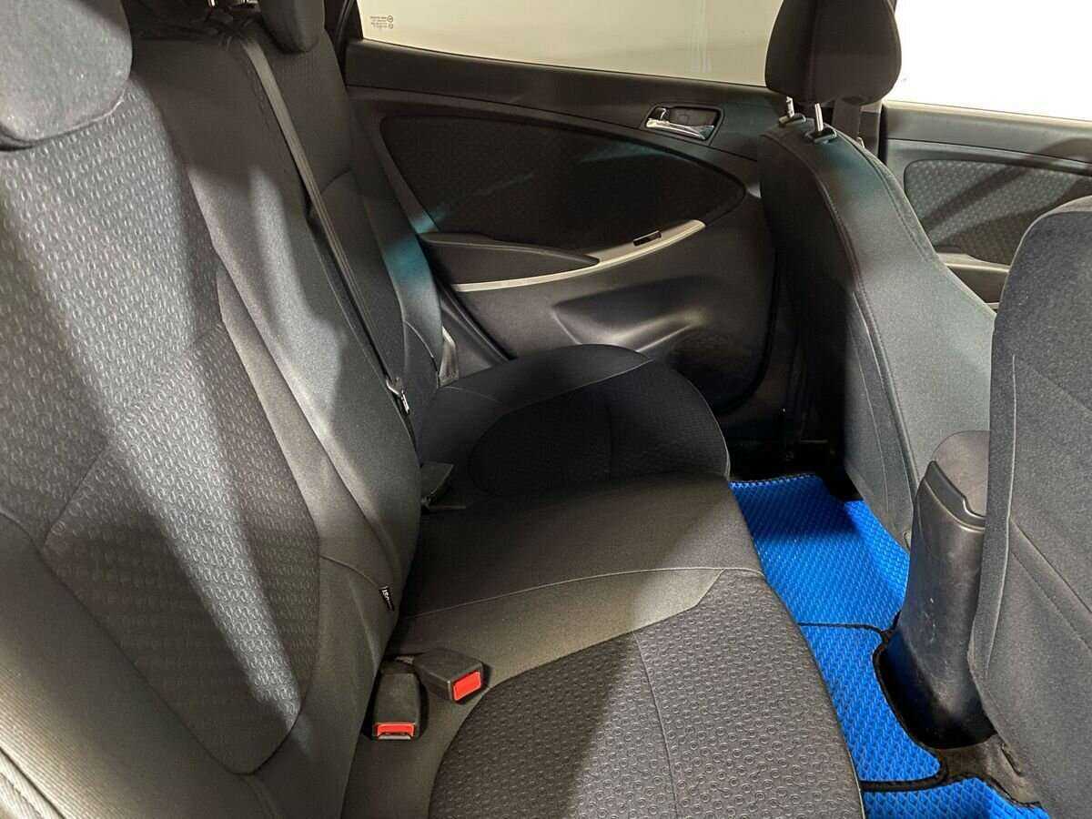 Hyundai Solaris с пробегом — 2012 год. Фото: #10