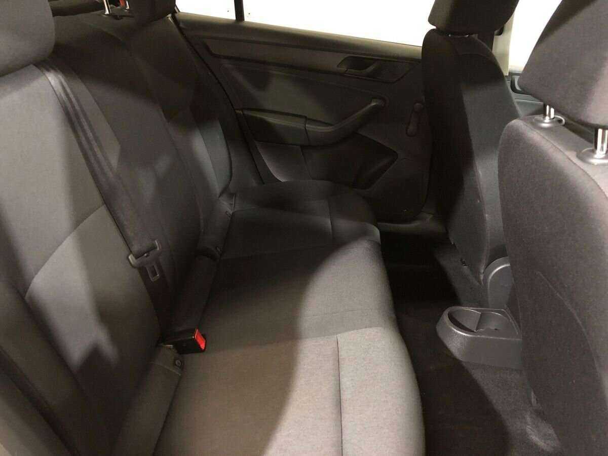 Skoda Rapid с пробегом — 2015 год. Фото: #10