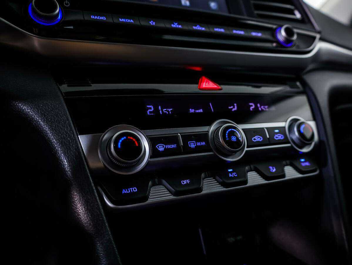 Hyundai Elantra с пробегом — 2019 год. Фото: #12
