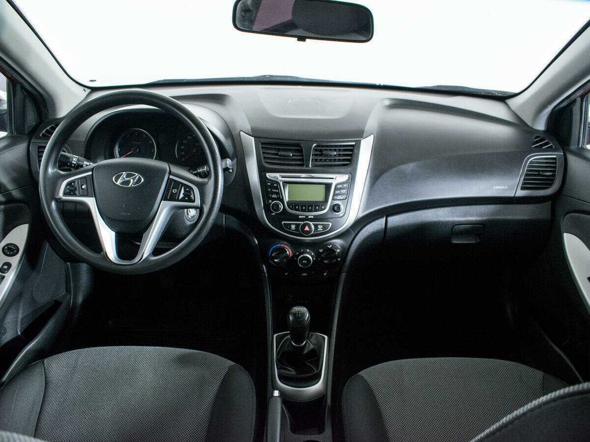 Hyundai Solaris с пробегом — 2012 год. Фото: #11