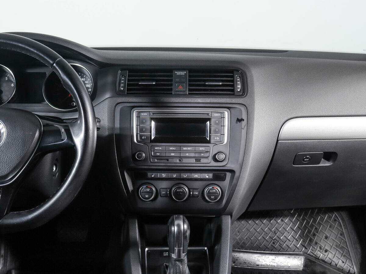Volkswagen Jetta с пробегом — 2015 год. Фото: #10