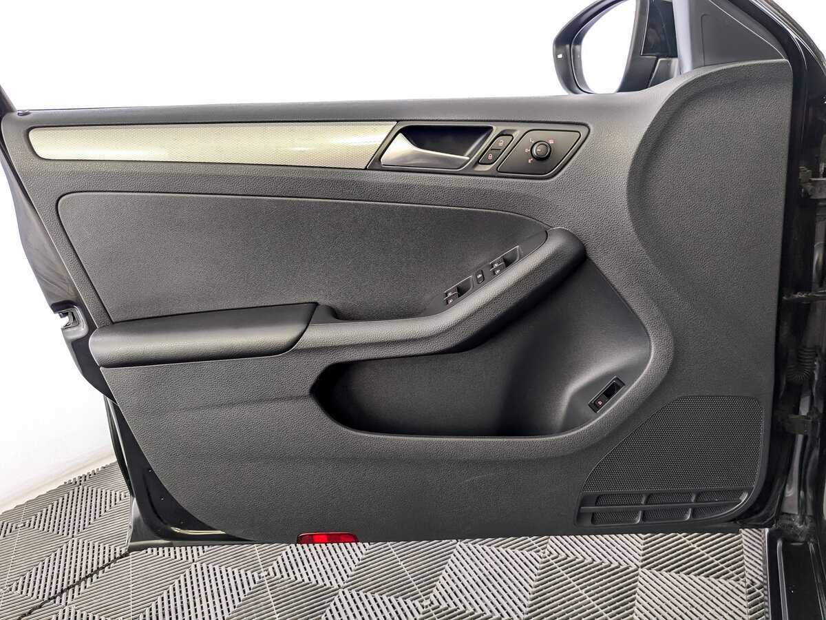 Volkswagen Jetta с пробегом — 2015 год. Фото: #14