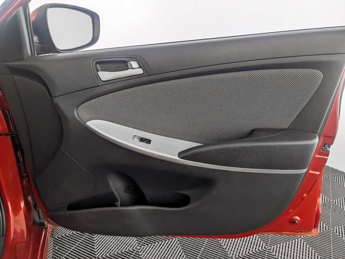 Hyundai Solaris с пробегом — 2012 год. Фото: #19