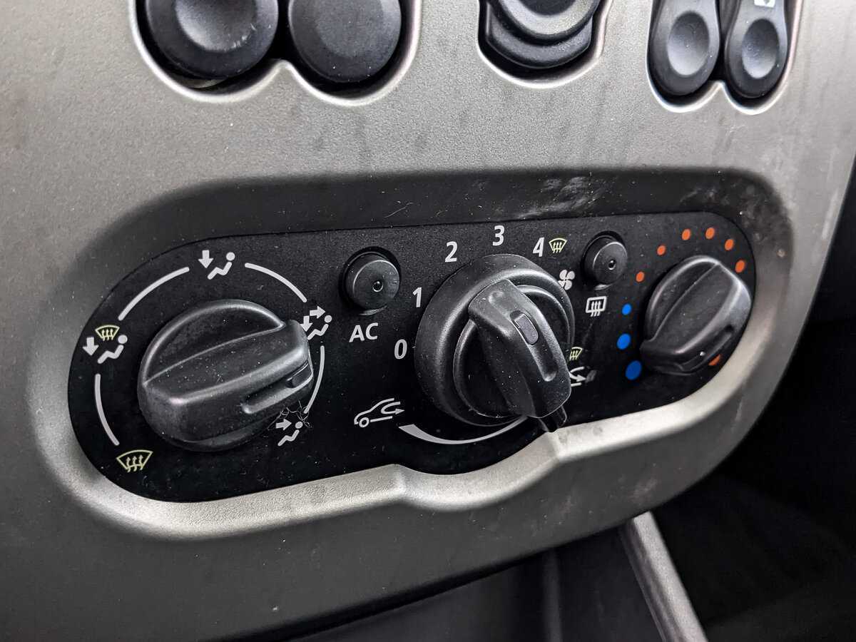 Renault Sandero с пробегом — 2012 год. Фото: #16