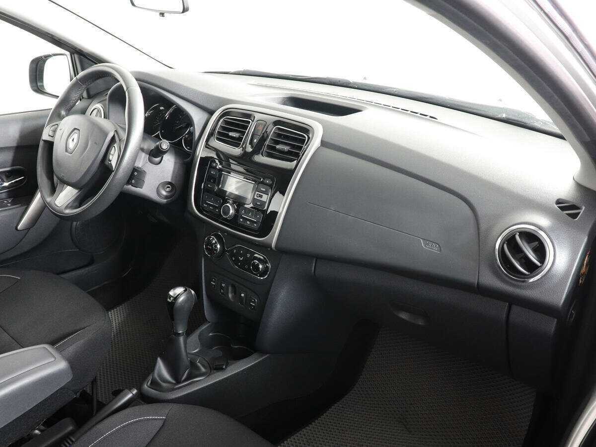 Renault Sandero с пробегом — 2016 год. Фото: #9