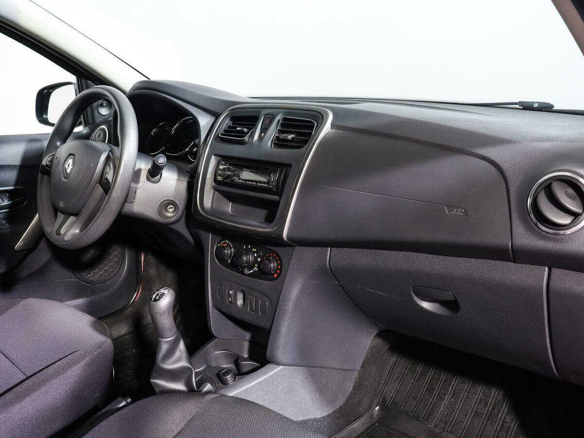 Renault Sandero с пробегом — 2015 год. Фото: #9