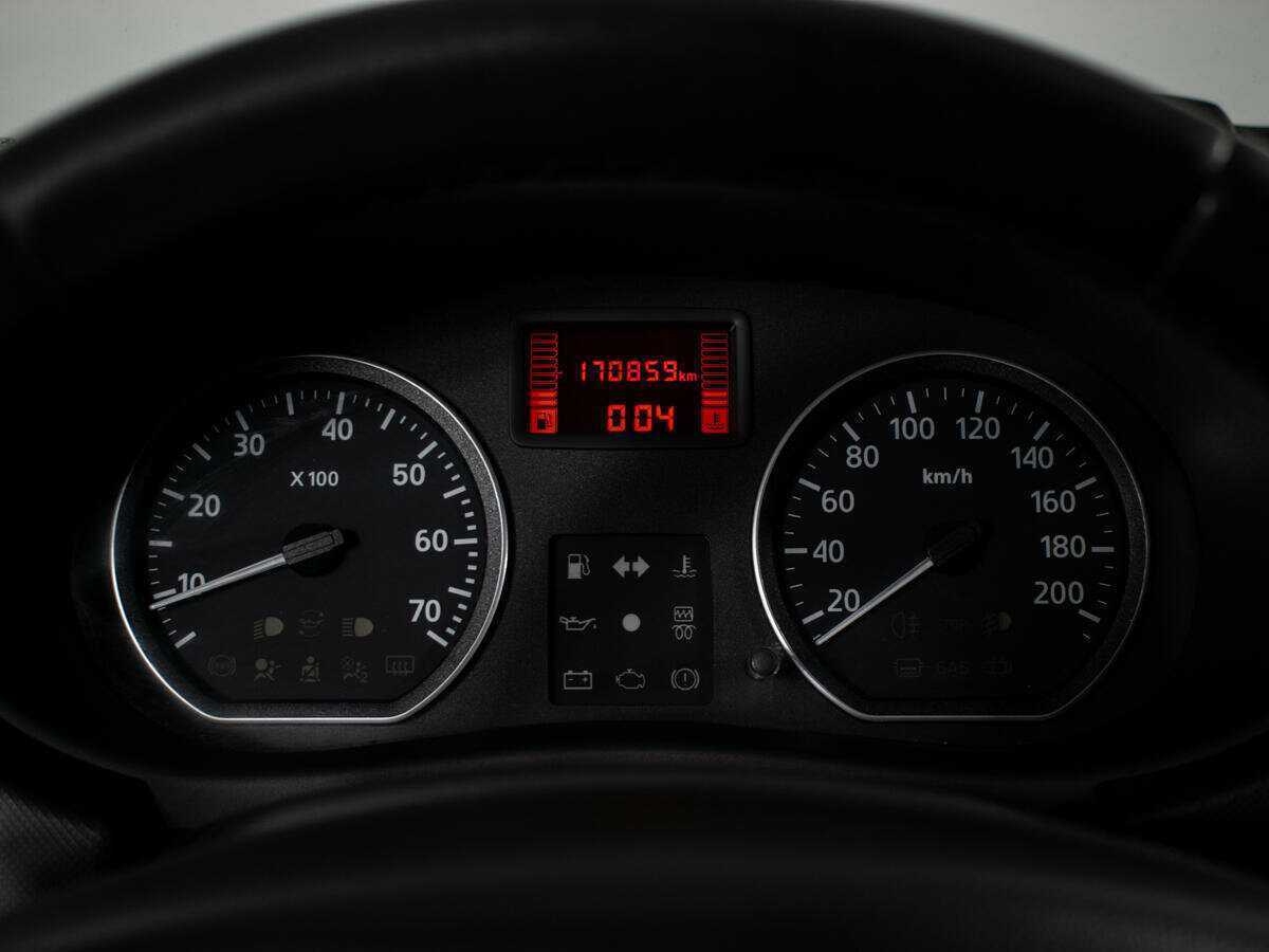 Renault Sandero с пробегом — 2012 год. Фото: #11