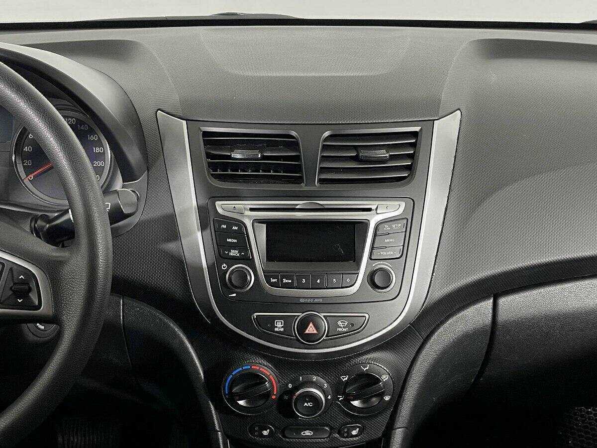 Hyundai Solaris с пробегом — 2015 год. Фото: #11