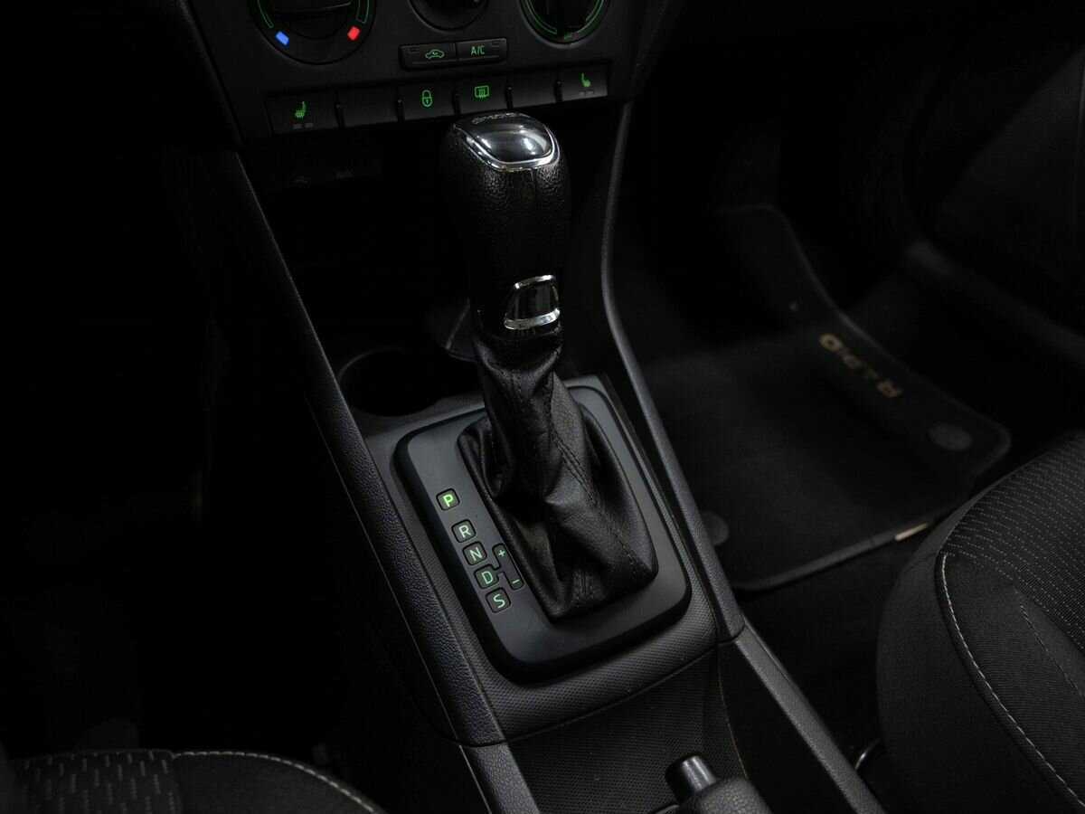 Skoda Rapid с пробегом — 2015 год. Фото: #18