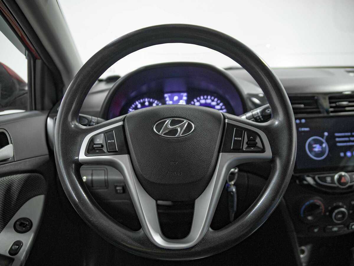 Hyundai Solaris с пробегом — 2012 год. Фото: #6