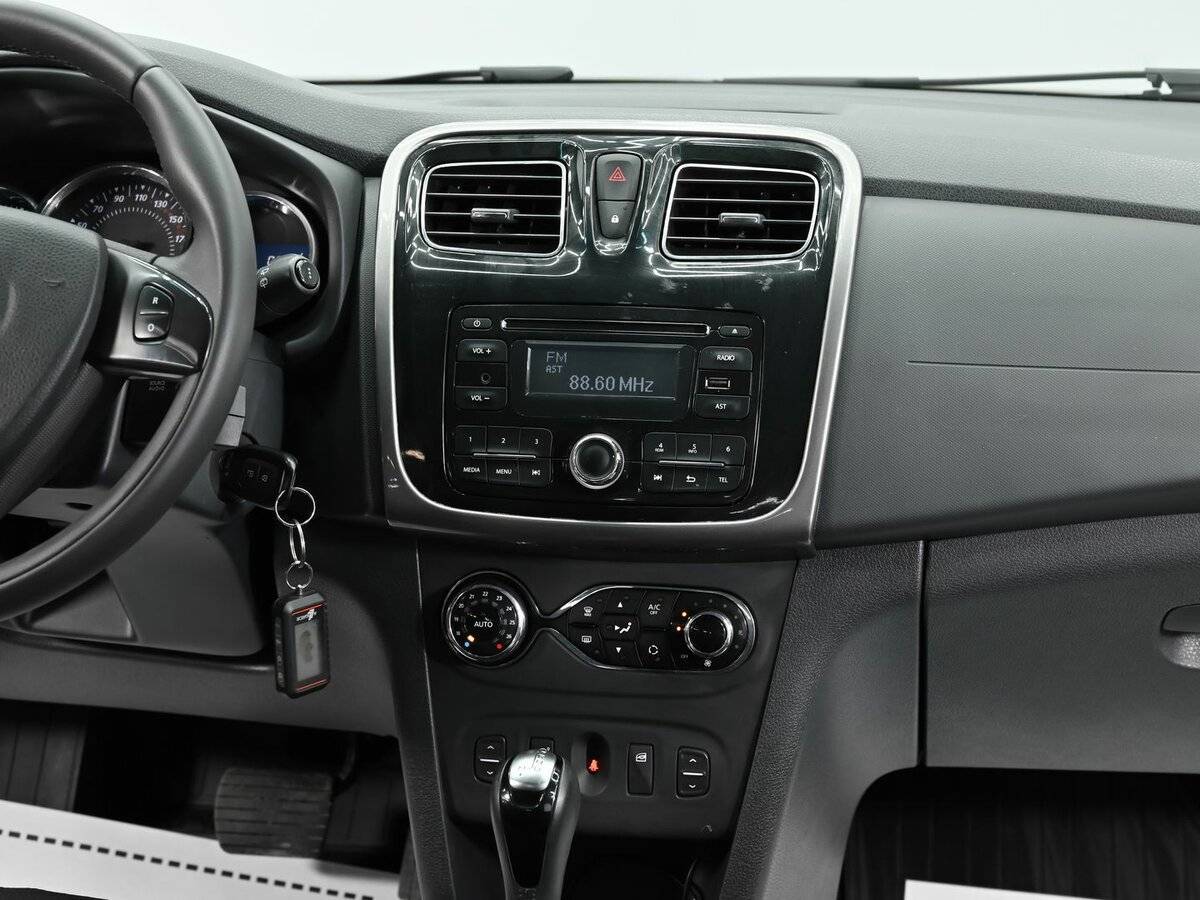 Renault Sandero с пробегом — 2016 год. Фото: #8