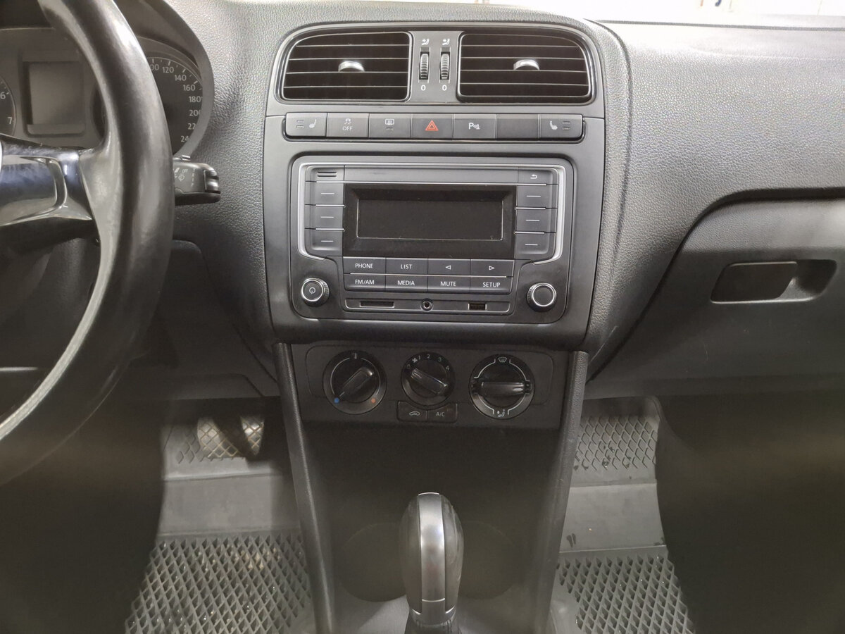 Volkswagen Polo с пробегом — 2016 год. Фото: #14