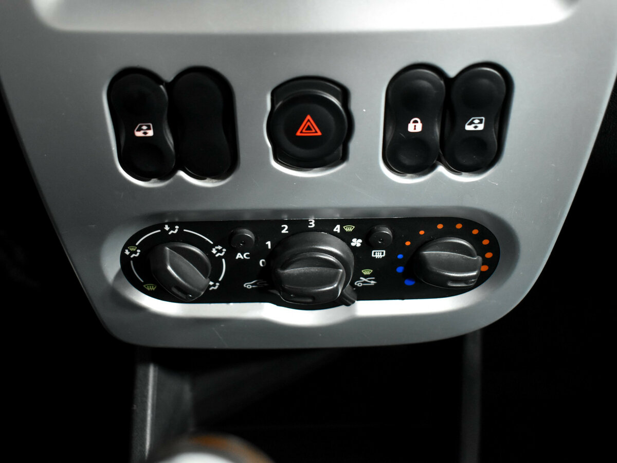 Renault Sandero с пробегом — 2012 год. Фото: #15