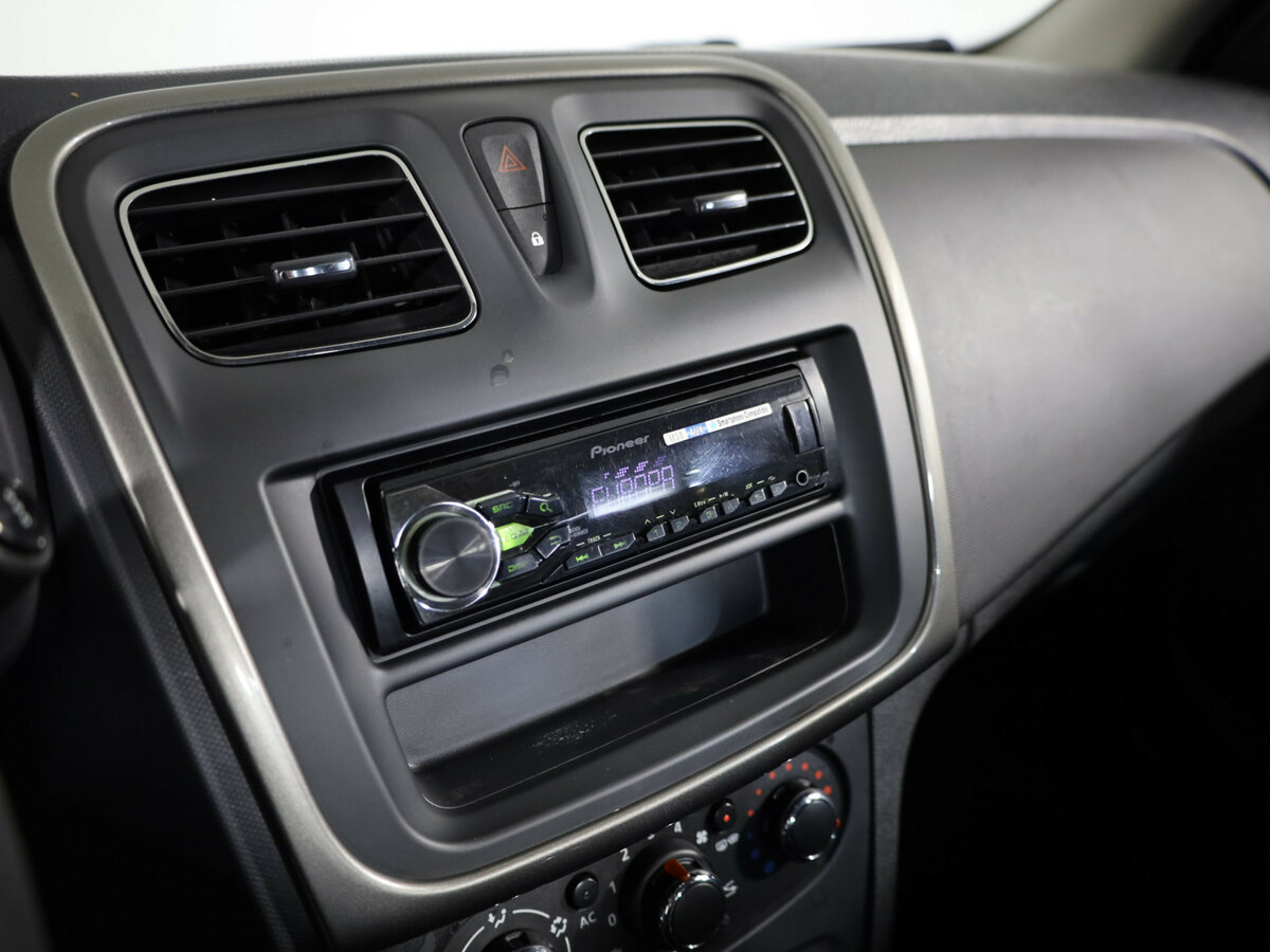 Renault Logan с пробегом — 2015 год. Фото: #17