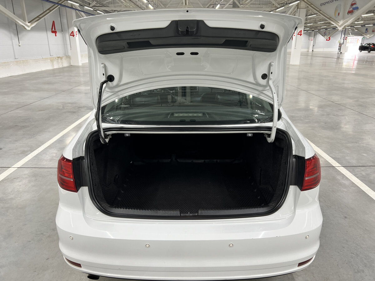 Volkswagen Jetta с пробегом — 2016 год. Фото: #9